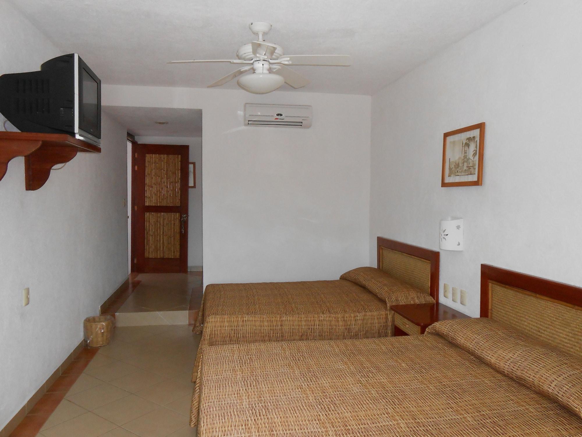 Hotel Suites Ixtapa Plaza Exterior photo